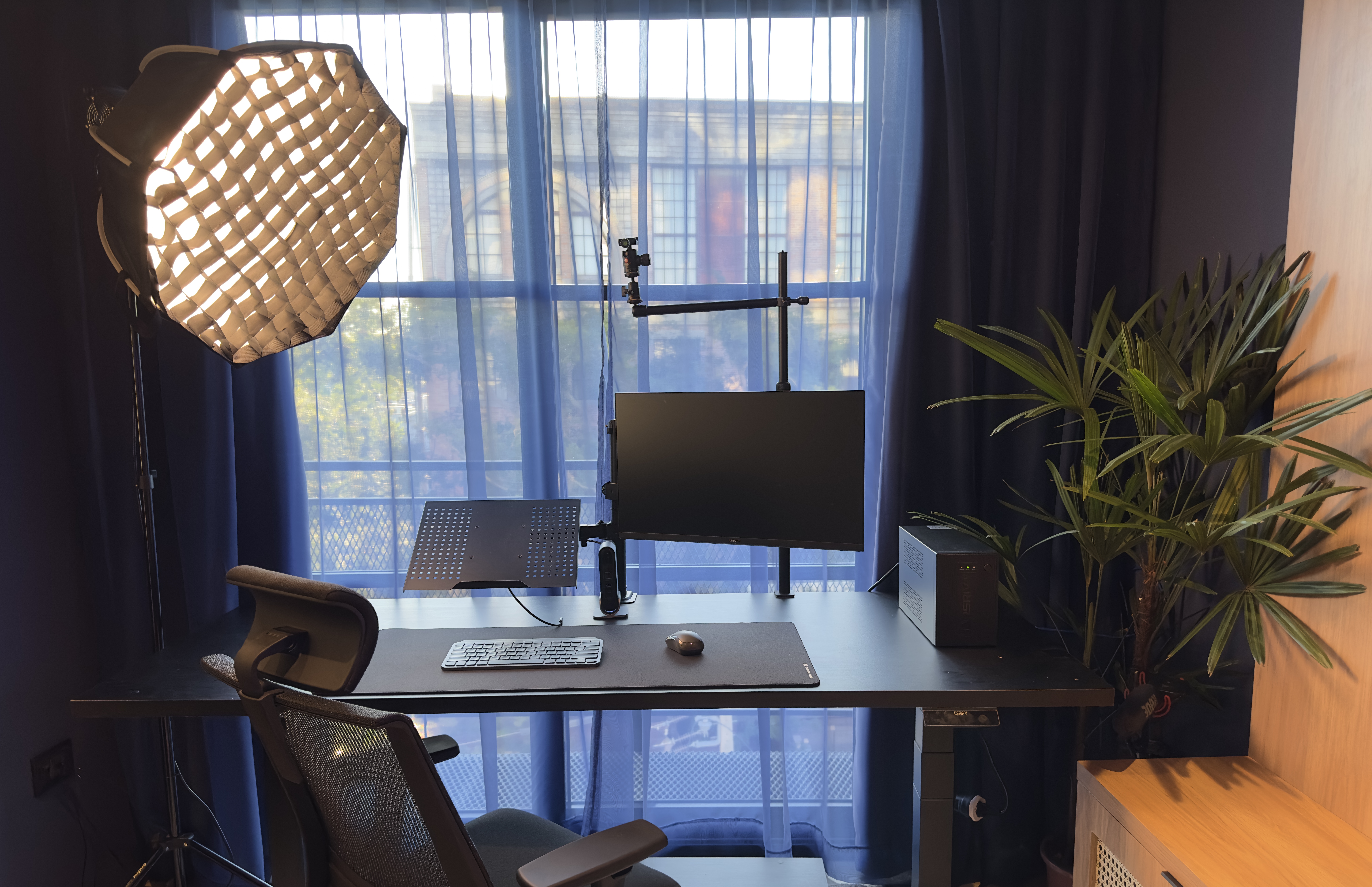 Escritório com mesa motorizada